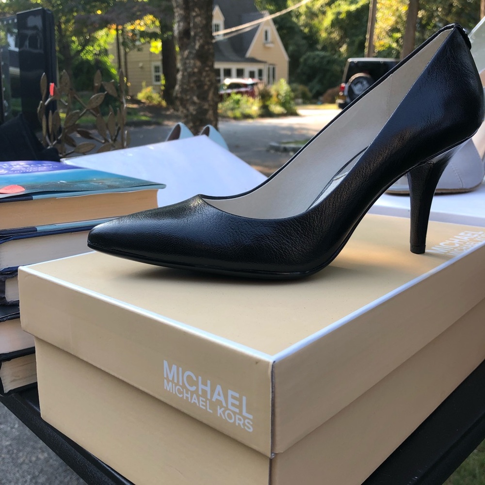 MICHAEL KORS DOROTHY FLEX PUMP MID HEEL